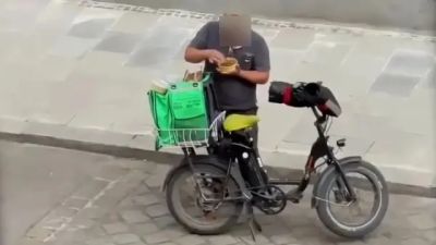 Video pobúrilo Slovákov: Kuriér ujedal zo zásielky jedla