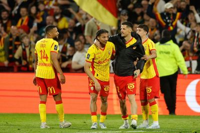 Lens sa udržal  v hre o titul, Nantes opúšťa najvyššiu súťaž po 13 sezónach