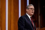 Historická porážka labouristov v Británii. Starmer po výzvach na odchod sľubuje že bude počúvať voličov