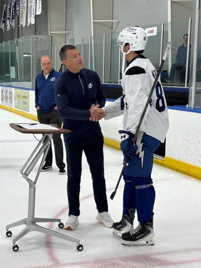 Prekvapenie po vydarenom kempe. Mladý Slovák podpísal zmluvu s klubom NHL