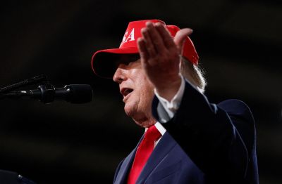 USA zvažujú zmiernenie sankcií voči tieňovej flotile. Majú dostať ropu z Hormuzu na trhy, píše Reuters