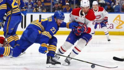 NHL: Montreal vyrovnal sériu s Buffalom. Dvoma gólmi sa v drese kanadského tímu zaskvel Alex Newhook