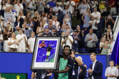 Svojou šou bavil divákov desaťročia. Legendárny Francúz oficiálne ukončil kariéru
