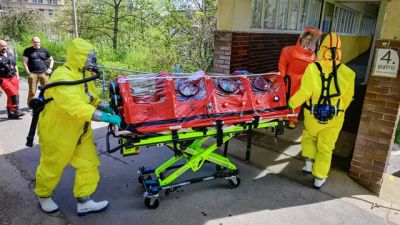Ebola v Európe: Do Česka prevážajú Američana, ktorý bol v kontakte s nakazenými