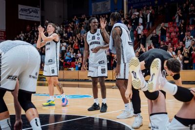 Basketbalisti Prievidze oslavujú prvý triumf. Na domácej palubovke dominovali hneď od úvodu