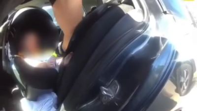 VIDEO: Akcia, pri ktorej rozhodovali minúty. Policajti zachránili polročné bábätko z uzamknutého auta