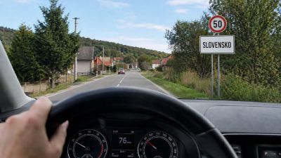 Jedna častá chyba pri vjazde do obce môže slovenských vodičov stáť stovky eur. Riskujú pokutu aj nehodu