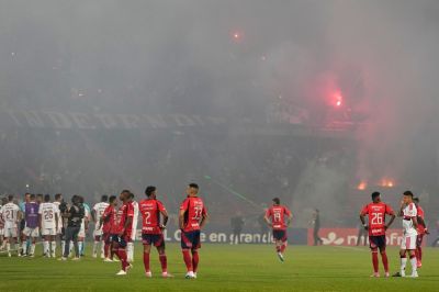 Zápas prestížnej súťaže sa skončil už po troch minútach. Fanúšikovia hádzali svetlice