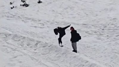 Túra, alebo test rovnováhy? Pozrite sa, v čom sa turistka vybrala do zasnežených Tatier
