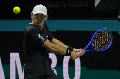 Favoriti napredujú, jeden nasadený končí. Zverev a De Minaur bez problémov idú ďalej