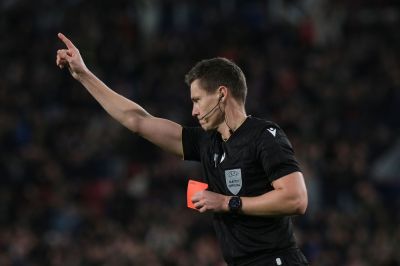 UEFA volí miernejší trest. Zakrývanie úst hráčov nebude trestať červenou kartou