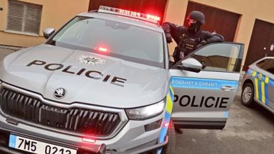 Ozbrojený muž strašil v blízkosti školy, po rozsiahlom pátraní ho chytili v Prahe