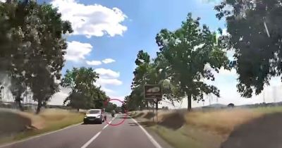 VIDEO: Z prívesného vozíka odletel gauč a narazil do policajného auta. Polícia upozorňuje vodičov na správne upevnenie nákladu