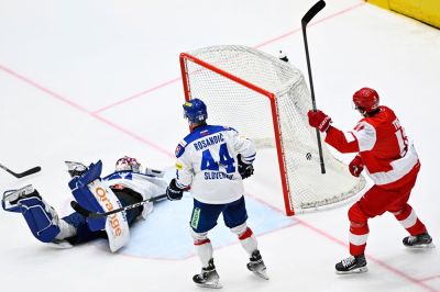 Slováci prihrávali naslepo a fanúšikovia pískali. Viac sa naučíme z prehier, vraví debutant