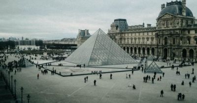 Parížskemu Louvru hrozí po stomiliónovej krádeži zatvorenie: Riaditeľ žiada peniaze na modernizáciu