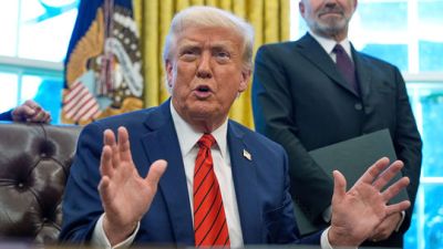 69. deň: Trump: Iránu vládnu blázni, mal by rýchlo uzavrieť dohodu. Štvrtkové nálety označil len za „láskavé plesnutie“