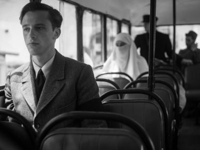 Enfant terrible francúzskeho filmu François Ozon prichádza s adaptáciou Camusovho Cudzinca