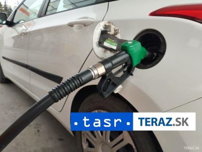 Rady pred čerpacími stanicami v Rusku potvrdzujú aj satelitné zábery