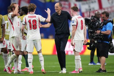 Futbal sa vracia domov a puby zostávajú otvorené. Británia sa pripravuje na nočný duel