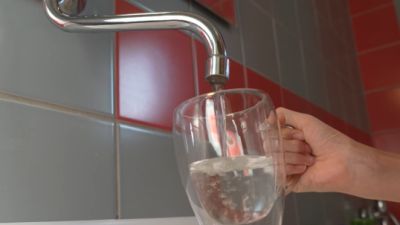 Obyvateľov Tornale trápia časté odstávky či zakalená a zapáchajúca pitná voda