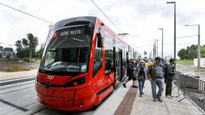Po vlakoch sú lacnejšie aj prímestské autobusy a MHD: Opatrenie má pomôcť ľuďom s nákladmi na dopravu