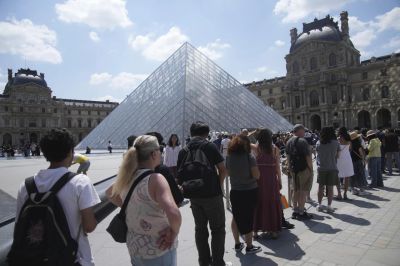 Najnavštevovanejšie múzeum sveta bojuje o prežitie. Parížsky Louvre bez financií na obnovu zatvorí brány