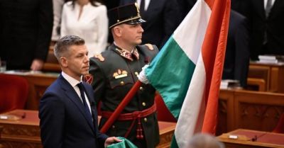Péter Magyar bol oficiálne zvolený za premiéra: Na budovu parlamentu sa vrátila vlajka Európskej únie