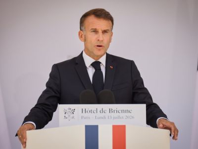Macron: Európa je pripravená brániť svoju slobodu aj za cenu krvi