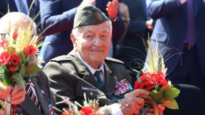 Účastník SNP Vladimír Strmeň má 98 rokov. O spomienky sa dodnes delí s mladými, dostáva aj nečakané otázky