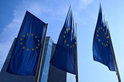 Európske firmy čoraz viac nasadzujú umelú inteligenciu. Sledujú ňou výkon ľudí, no zatiaľ jej plne nedôverujú