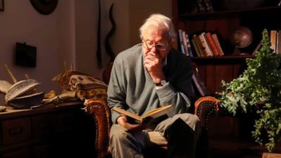 Príroda ho zaujímala od detstva, vyštudoval Cambridge, šéfoval v BBC, propaguje ekológiu. David Attenborough oslavuje sto rokov