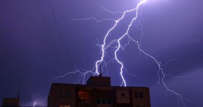V niektorých okresoch môže pršať až tri dni. Meteorológovia aktualizovali výstrahy (+ mapy)